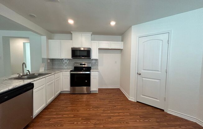 3/2/2 Home in Heritage Park at Morningside Subdivision/ .5 Miles to Morningside Park / Stainless Appliances & Bonus Room/ CISD