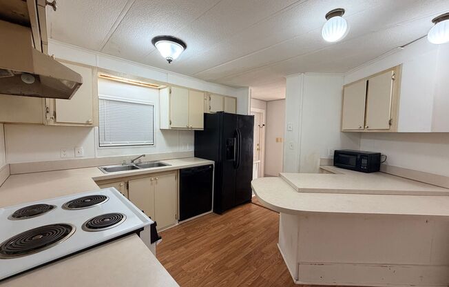 OVERSIZED 2/2 IN QUIET NEIGHBORHOOD!