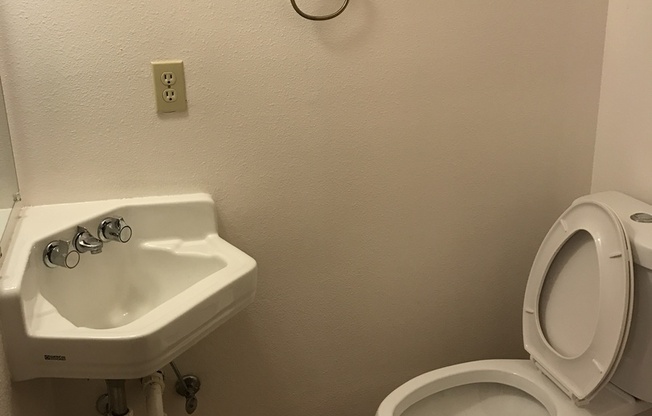Nice 2 Bed/1.5 Bath Condo in Bellevue!