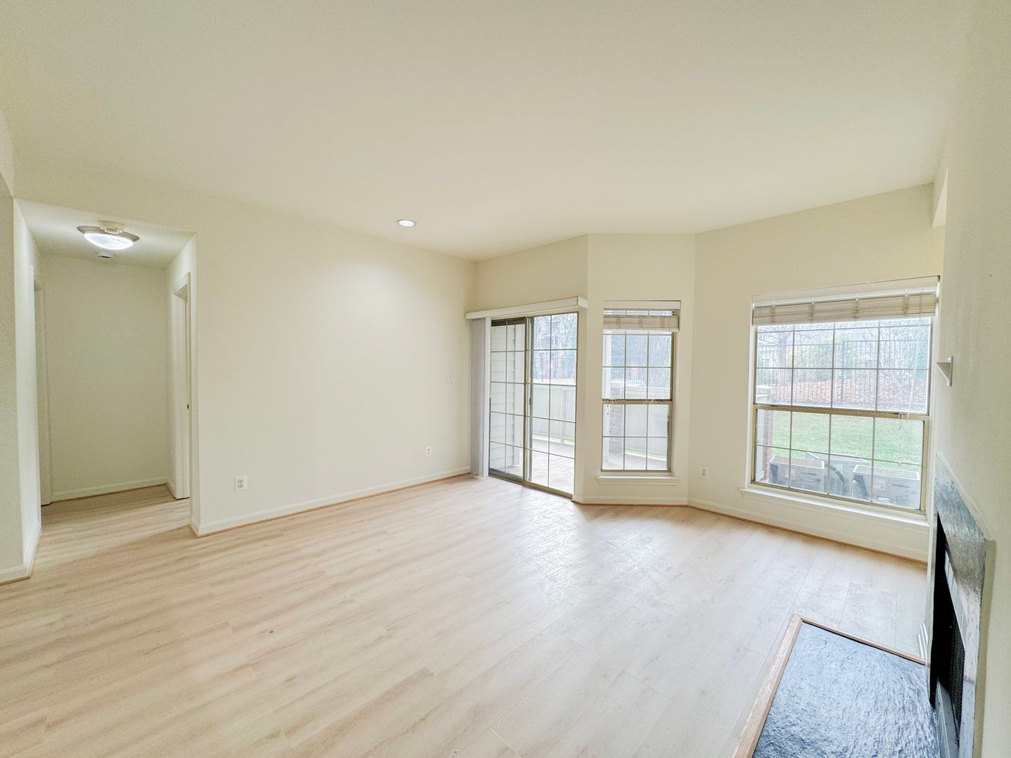 Beautiful 1 Bed 1 Bath Condo With Patio In Amenity-filled Penderbrooke Square - Water Included