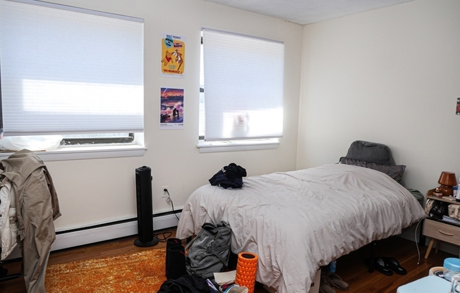 3 beds, 1 bath, 850 sqft, $3,900, Unit 11