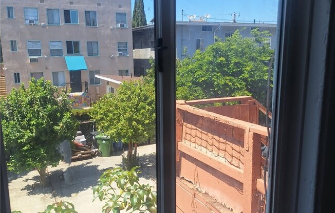 1943 ESTRELLA AVE