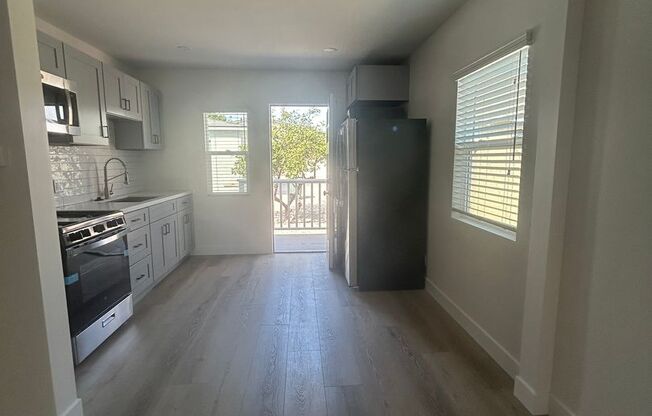 2 beds, 1 bath, $2,500, Unit 1074