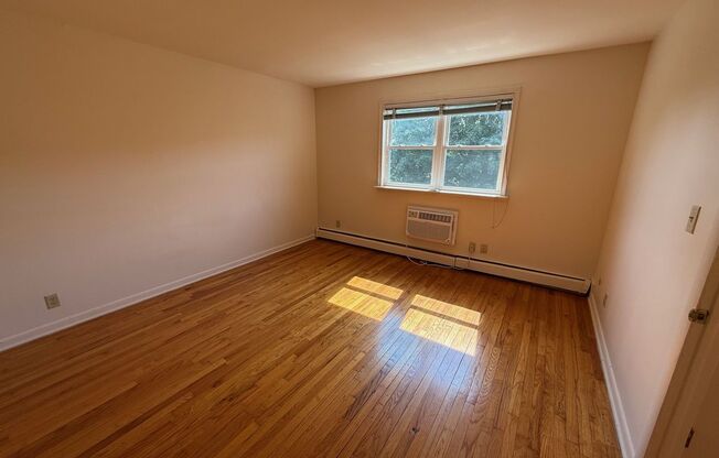 1 bed, 1 bath, 454 sqft, $1,275, Unit D-32