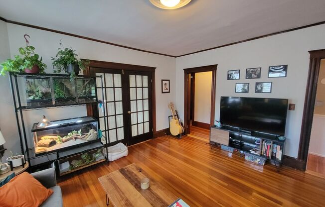 Location Location Location 2 Bd 1 Bath on Forest Hills St With Parking