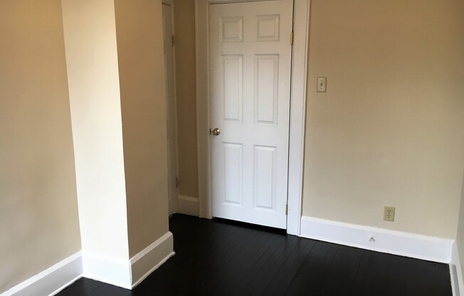 3 beds, 1 bath, 1,100 sqft, $1,450, Unit 129