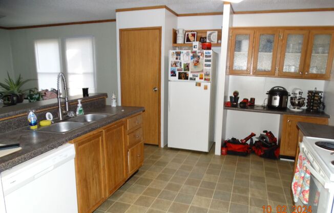 3 beds, 2 baths, $1,350