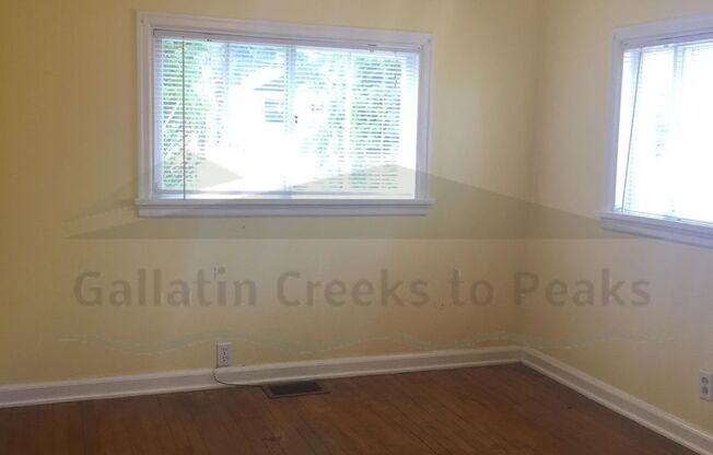 2BD/1BA Rustic Home Near Campus
