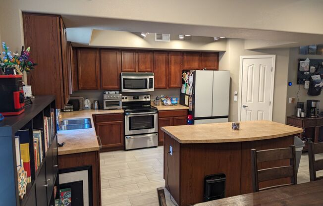 3 beds, 2.5 baths, $2,250, Unit unit 1290