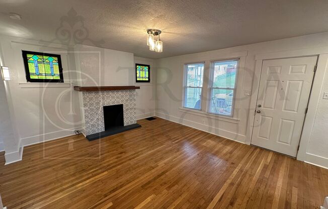 Avail Nov 10th: Beechview Single Family Home w/ Fenced Yard, Classic Hardwood Floors, Central AC, Washer/Dryer