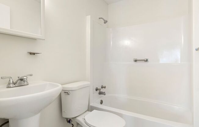 2 beds, 1 bath, 864 sqft, $1,395, Unit 207 - 2400
