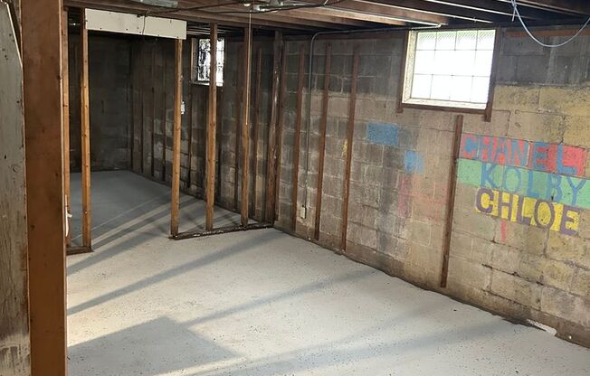 COZY HOME LOCATED CLOSE TO EVERYTHING!