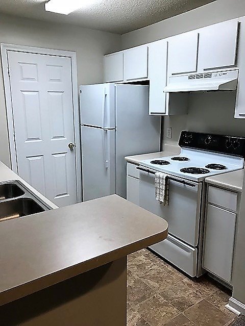 3 beds, 2 baths, 1,305 sqft, $1,550, Unit 7208