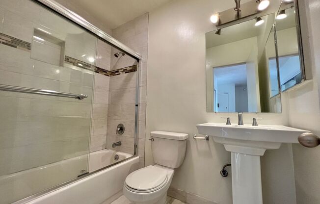 Studio, 1 bath, 400 sqft, $1,999, Unit 4