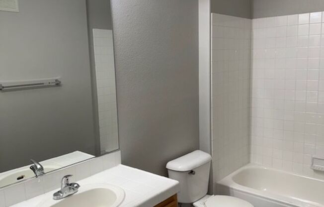 2 beds, 2 baths, $1,400, Unit Unit 2127, Bldg 32