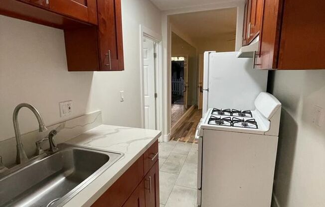 3 BD 1 BA- 1/2 duplex 6 Blocks From Beach Fenced Front & Backyard