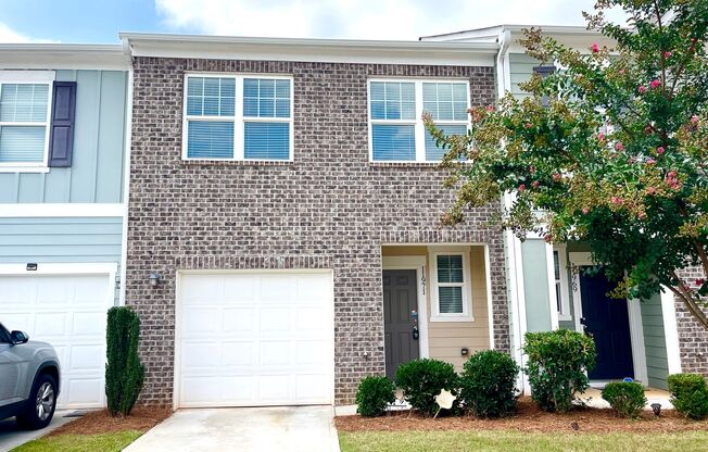 First Month Rent Free for an October 15th move in!!! Introducing our charming townhouse located in Hampton, GA, featuring 3 bedrooms and 2.5 bathrooms.