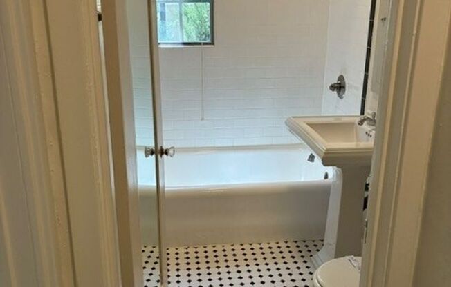 Studio, 1 bath, 425 sqft, $1,425, Unit 18