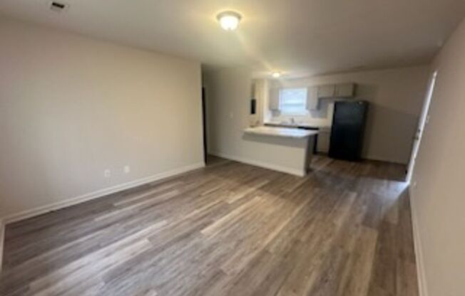 3 beds, 1 bath, $1,300, Unit Unit 3