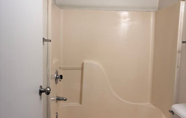 2 beds, 1 bath, 885 sqft, $1,150, Unit 764