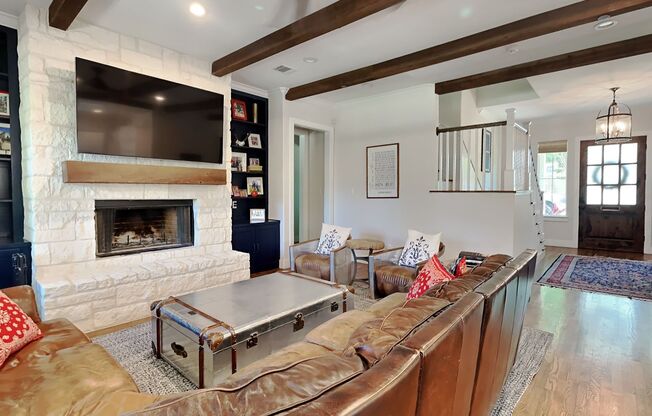 IMMACULATE HOME IN UNIVERSITY HEIGHTS! UPDATES GALORE!