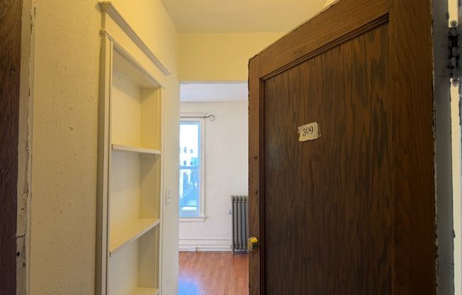 Studio, 1 bath, 450 sqft, $945, Unit 309
