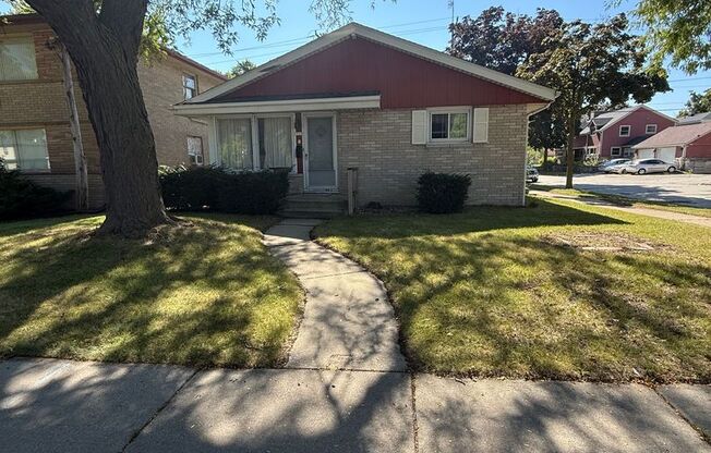 3BR SINGLE FAMILY HOME, YARD, GARAGE, FULL BASEMENT! GREAT HOME, VERY HANDY LOCATION!