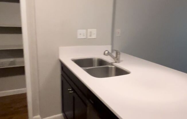 2 beds, 1 bath, $2,100, Unit # 211