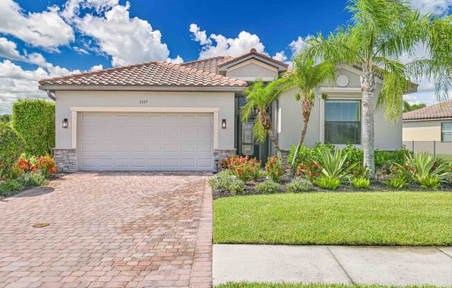 NOW AVAILABLE - Single Family Home with POOL in Fort Myers