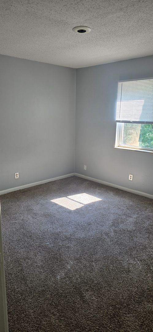 2 beds, 1 bath, 860 sqft, $1,095, Unit 105