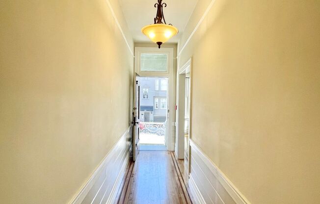 Bright and Airy 3 Bedroom in the Heart of Pacific Heights! Laundry! PROGRESSIVE