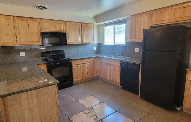 2 beds, 1 bath, 800 sqft, $1,495, Unit B