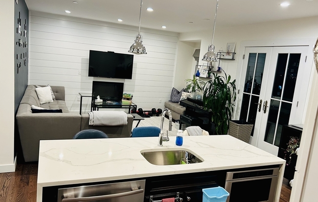2 beds, 2.5 baths, 989 sqft, $3,400, Unit 6