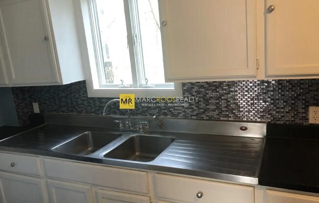 85 R GLN ST
