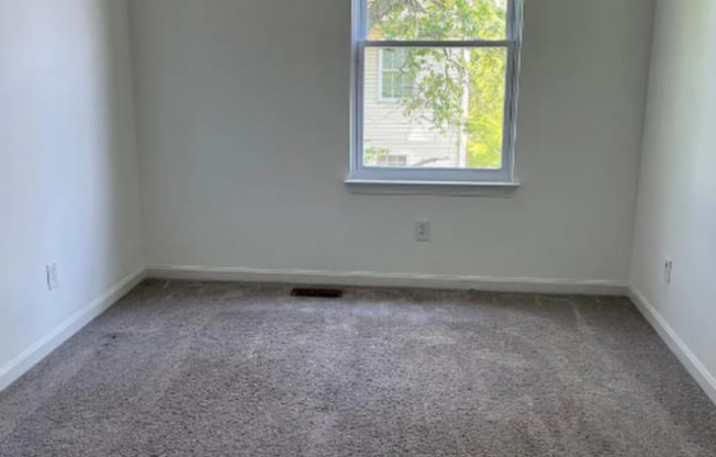 1135 E 14 ST
