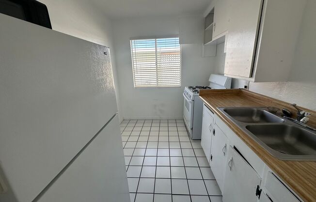 2 beds, 1 bath, $1,100