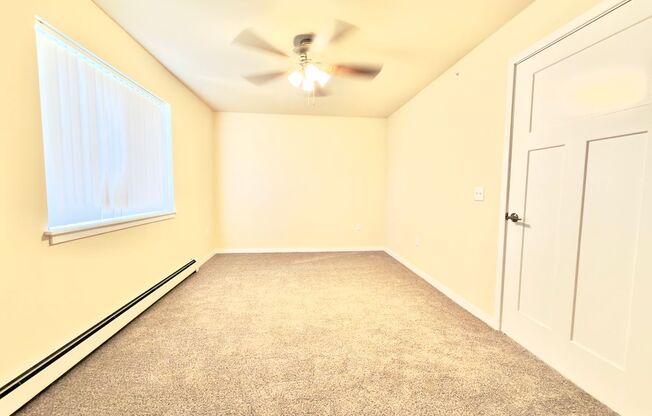 1 bed, 1 bath, 749 sqft, $1,324, Unit EC 4242-13