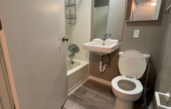 2 beds, 1 bath, $1,270, Unit 303