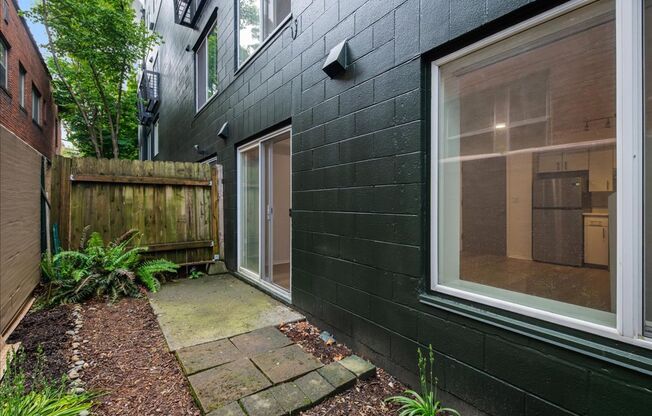 1 bed, 1 bath, 696 sqft, $1,700, Unit 215