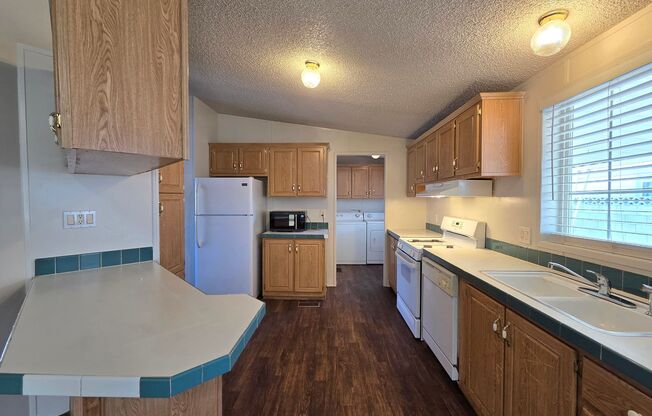 4 Bedroom Rose Gardens Estates available for Immediate Move-In!!!