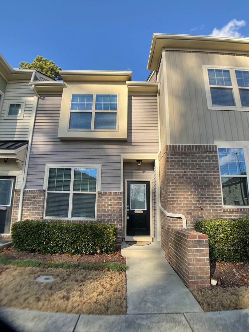 2 bed, 2.5 bath in popular Thompson Ridge Available Now!
