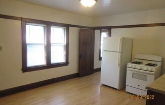 2 beds, 1 bath, 800 sqft, $950, Unit 2