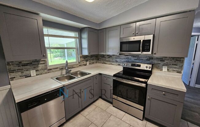 Gorgeous 3/1 1080sf with UPDATED kitchen, STAINLESS appliances, UPDATED bath and NEW FLOORS!!!