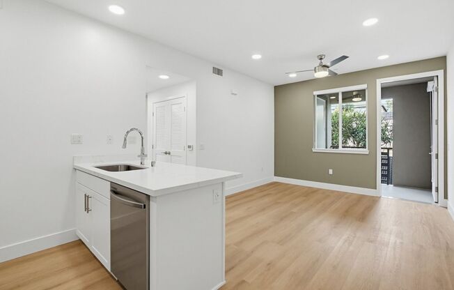 2 beds, 2 baths, 725 sqft, $2,895, Unit 2201