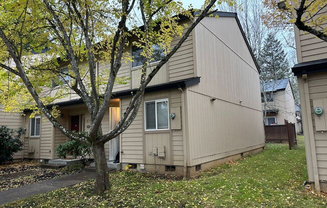 Beautifully updated townhouse in Eugene!