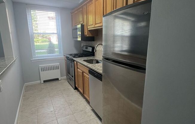 2 beds, 1 bath, 900 sqft, $2,450, Unit R-00