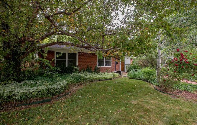 Charming 3 bedroom/2 bathroom Single Family Home!