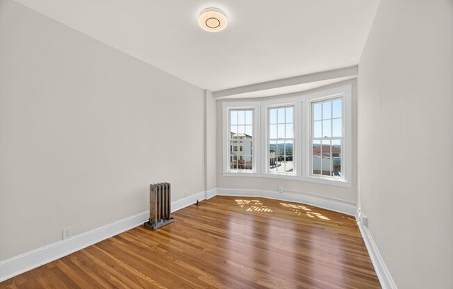 990 Bay Street (1114r)