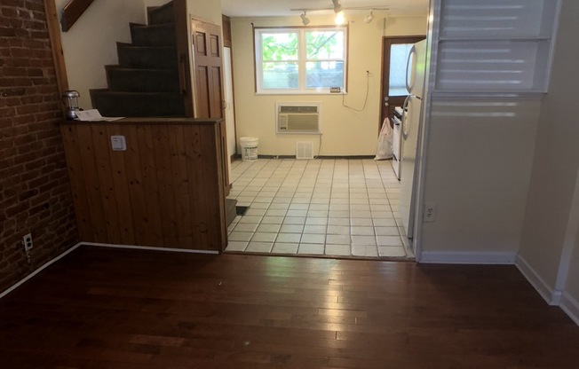 Well-maintained Passyunk Square 2 Bedroom Home! W/D! Yard!