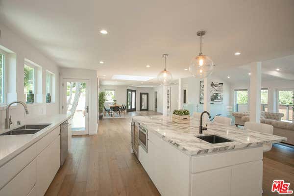 3751 Multiview Dr